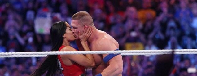 Në gjunjë, propozimi romantik<br />i John Cena-s në WrestleMania