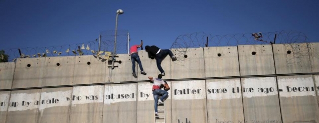Foto/ Izrael, ndërtohet muri 1 miliard<br />dollarësh në kufi me Rripin e Gazës