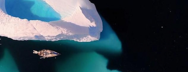 ​Balena që fluturojnë mbi ujë, male<br />me akuj, kjo është Antarktida