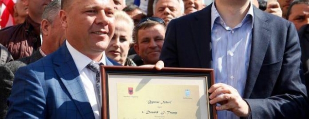 Nga Bernd Fisher/Nj&euml; let&euml;r nga<br />SHBA p&euml;r Bash&euml;n e Xhelal Mziun