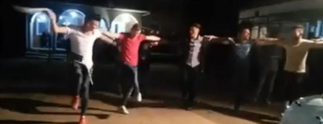 Video/Habisin të rinjtë shqiptarë<br />në Itali, në valle si shqiponjat