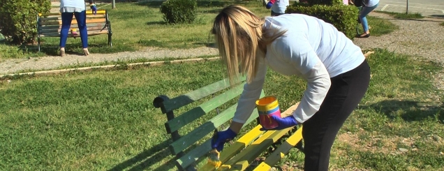 Tiranë, punonjësit marrin fëmijët<br />me vete për të lyer stolat në park