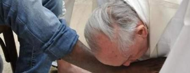 FOTO/ Papa Françesku i lan këmbët<br />kriminelit shqiptar në burgun e Italisë
