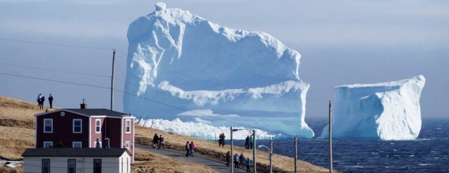 Magjitë e natyrës, ajsbergu i<br />pazakontë mahnit dhjetëra turistë