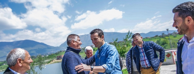 Veliaj në Farkë:Më mirë mbjellim<br /> pemë, se sherr e shamatë/FOTO