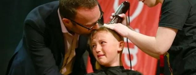Sëmundja i mori nënën,vajza pret<br />flokët për vëllain që vuan nga kanceri