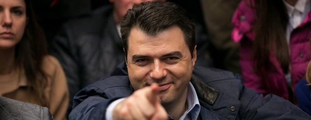 Paqe n&euml; luft&euml;n me fjal&euml;