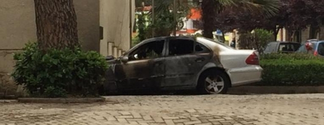 ​Lezhë, digjet makina e<br />kryesocialistit të Kolshit