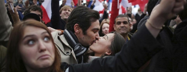 Fitorja e Emmanuel Macron, puthje<br /> dhe lot gëzimi në rrugët e Francës