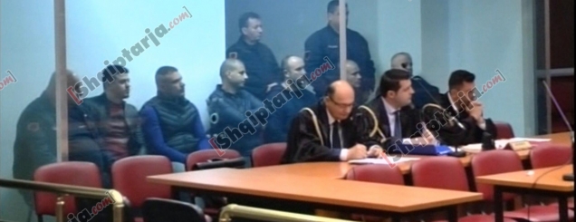 Gjyqi i Shullazit nis me shtyrje<br />avokatët: Përjashtoni gjyqtarin<br />Emiljano Shullazi në gjyq/FOTO +VIDEO