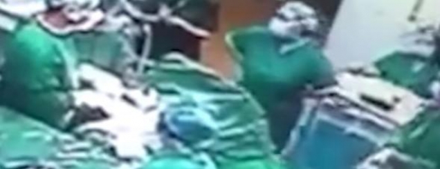Kirurgu qëllon me grushta infermieren<br />në përfundim të operacionit /VIDEO