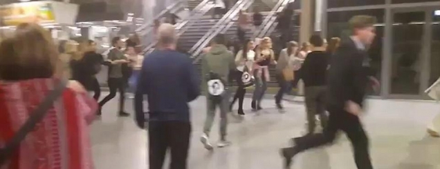 Sulm terrorist në Manchester<br />vdesin 22 persona, identifikohet kamikazi<br />59 plagosen/VD e momentit të sulmit<br />Sulmi gjatë performancës së Ariana Grande/VD