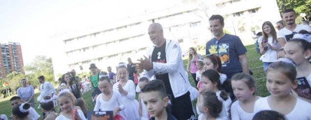 1 Qershori, Rama e Veliaj me fëmijët<br />në fushën e blertë të Kryeministrisë 