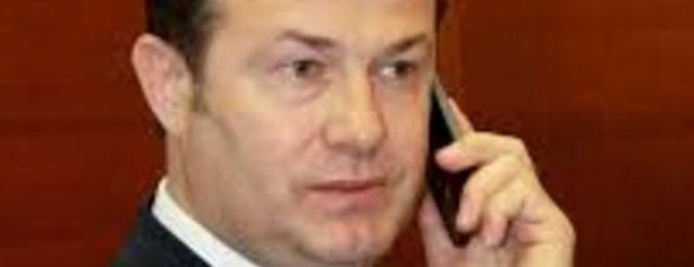 Gjin Gjoni padit Shqiptarja.com<br />Unioni i Gazetarëve: Dorëhiqu!Kërkon katër mln lekë dëmshpërblim