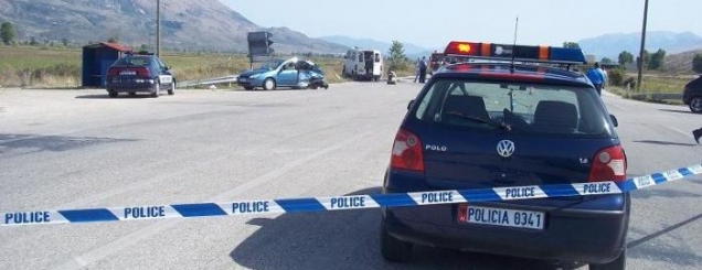 P&euml;rmet,furgoni p&euml;rplas kalimtaren<br />gruaja vdes rrug&euml;s p&euml;r n&euml; spital