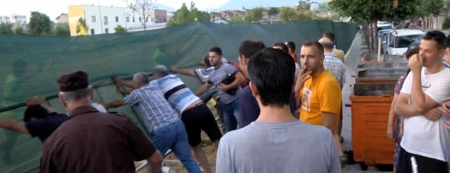 Tiranë,banorët kundër pallateve<br />në lulishte, shembet gardhi/ VD