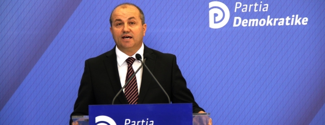 Incident në takimin e Bashës<br />në Burrel, goditet deputeti i PD