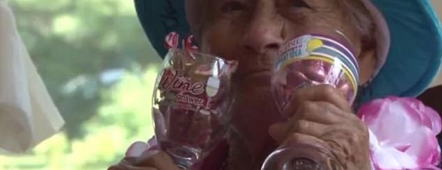 ​&ldquo;Mos e largoni nga unë&rdquo;, 100<br />vjeçarja tregon sekretin e jetëgjatësisë