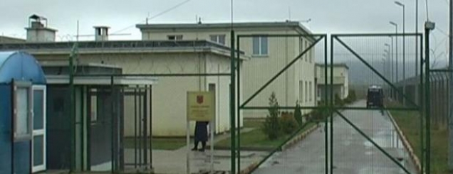 U arratisën 2 të dënuar nga burgu<br />Shkarkohet drejtori i Drenovës