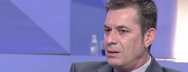 Atdheu si kurth: Nga brenda <br />jashtë dhe nga brenda, brenda