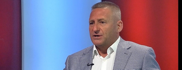 Ndoka fjal&euml; prek&euml;se p&euml;r&nbsp;Hajdarin:<br />M&euml; shoq&euml;ron ende shikimi i tij<br>
