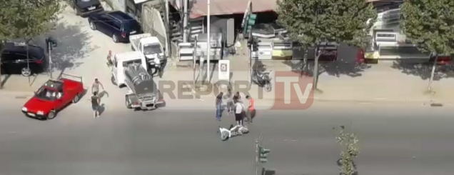 VIDEO/ Motori përplaset me<br />autobotin, policia indiferente