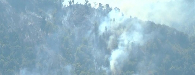 Probleme me helikopterët, zjarri<br />vijon që të djegë pyjet e Matit