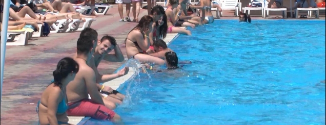 Pishinat argëtim e burim infeksionesh<br />mjekja për Report Tv: Kujdes higjenën