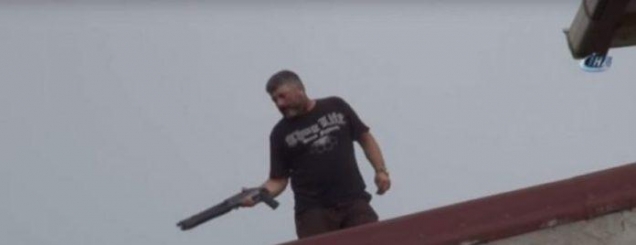VD/Stamboll, një person i armatosur<br />qëllon me armë nga një ndërtesë