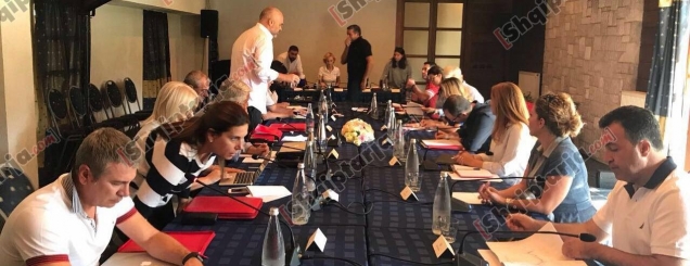 Dalin fotot nga takimi i Ramës<br />me qeverinë e re në Vlorë