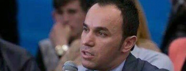 ​T&euml; shoh&euml;sh Sivotan, af&euml;r Sarand&euml;s<br />dh&euml; t&euml; pyes&euml;sh: P&euml;rse?