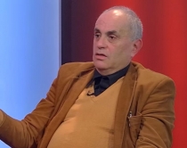 Artan Fuga: Flet opozitari<br />i çartur Lom Fasulja... <br>
