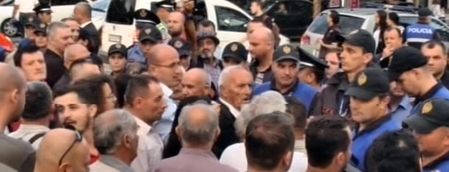 Kundër Ruçit, antikomunistët<br />konfrontim me policinë/ FOTO