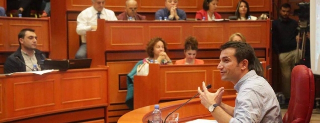 Veliaj: Shpërblim zjarrfikësve për <br />orët shtesë gjatë emergjencës<br />FOTO/Autobusi elektrik që do testohet në Tiranë