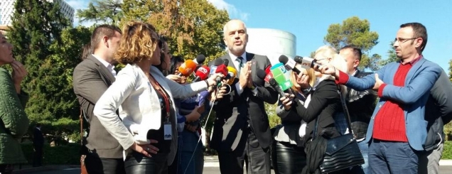 Analiza/Media, "dhurata" q&euml;<br />Edi Rama&nbsp;i b&euml;ri sot Sali Berish&euml;s<br>
