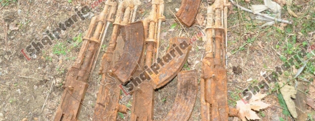 Elbasan,gjenden 4 kallashnikovë<br />të groposur te Parku &lsquo;Rinia&rsquo;<br>
