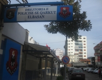 Elbasan,p&euml;rplasen dy mjete,nj&euml;ri<br />rrokulliset n&euml; rrug&euml;,disa t&euml; l&euml;nduar<br>
