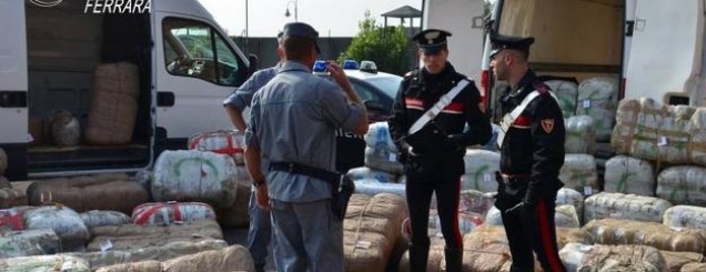 Rruga e re e drogës Shqipëri-Itali<br />e Veriut, tonelata nga deti<br />Policia kurth shqiptarëve sekuestrohet droga 1 mln euro<br /><br>
