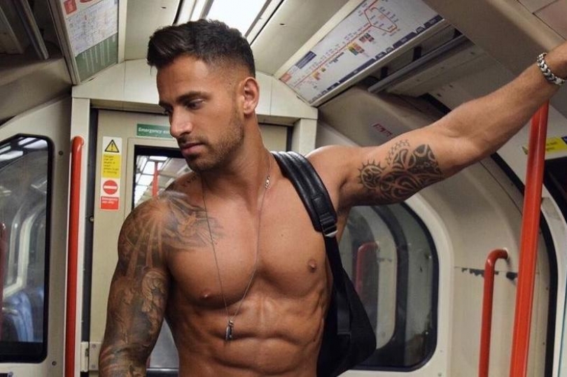 Foto/Mania e re në Londër,<br />fotografojnë fshehtas meshkujt në metro<br>
