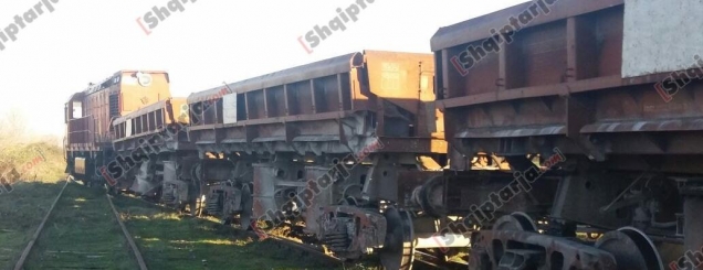 Del nga shinat treni i transportit të<br />mallrave pranë stacionit të Ishmit<br>
