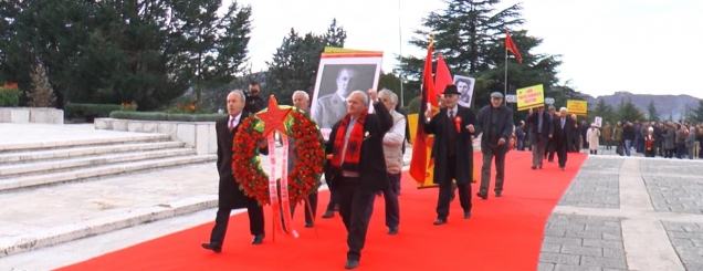 29-nëntori vijon të mbajë të<br />përçarë klasën politike shqiptare<br /><br>
