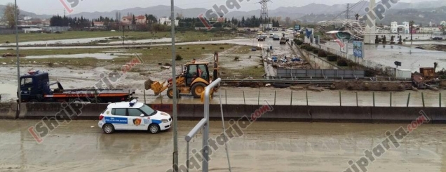 Shqipëria nën ujë,pritet evakuimi<br />i 2500 familjeve në Novoselë<br /><br>
