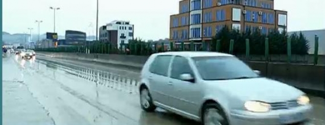 Përmbytjet, rihapet autostrada<br />Tiranë-Durrës pas 20 orësh<br>
