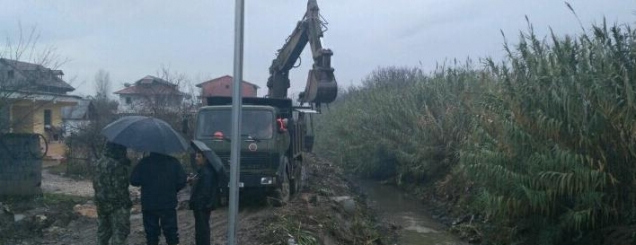 FOTO/ Përmbytjet, batalioni i xhenios<br />zhbllokon kanalin kullues në Kamëz<br>
