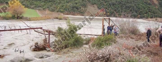 Përmbytjet në Poliçan, shemben<br />urat pasarel të dy fshatrave<br>
