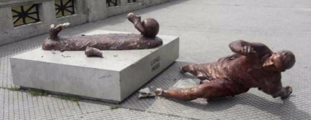 Buenos Aires, shkatërrohet<br />sërish statuja e Lionel Messit<br>
