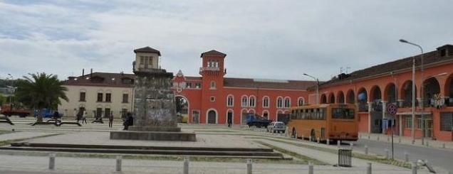 Tiran&euml;, mungon uji n&euml; Kombinat;<br />UKT: Remont nga OSHEE<br>
