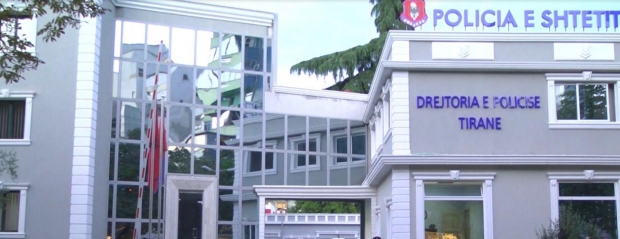 Zhduket 18 vje&ccedil;arja, babai<br />k&euml;rkon ndihm&euml;n e policis&euml;&nbsp;<br>
