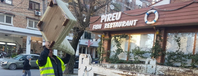 &Ccedil;udira shqiptare/ Mobiliet<br />'pushtojn&euml;' rrug&euml;t,bashkia i largon<br>
