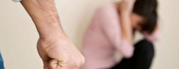 Dhunoi bashkëjetuesen në sy<br />të fëmijëve arrestohet 33 vjeçari<br>
